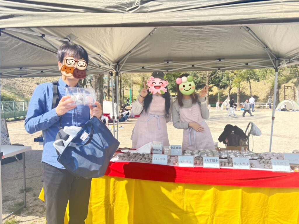 屋台で団子を販売する様子