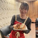 「明日カフェ」でホットドッグを手渡す明日香さん