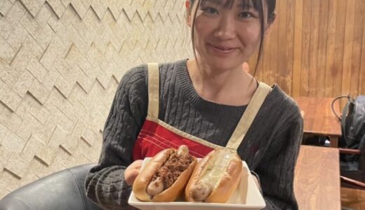 「明日カフェ」でホットドッグを手渡す明日香さん