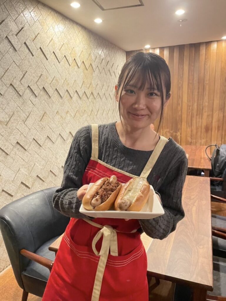 「明日カフェ」でホットドッグを手渡す明日香さん