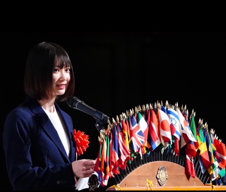 登壇してスピーチする明日香さん