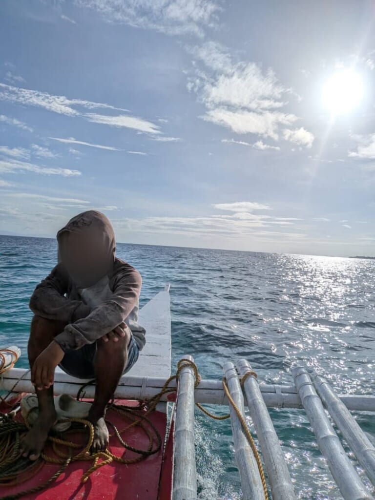 フィリピンの海を進む小舟