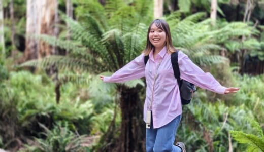 オーストラリアの森で両手を広げる帆士茉奈実さん