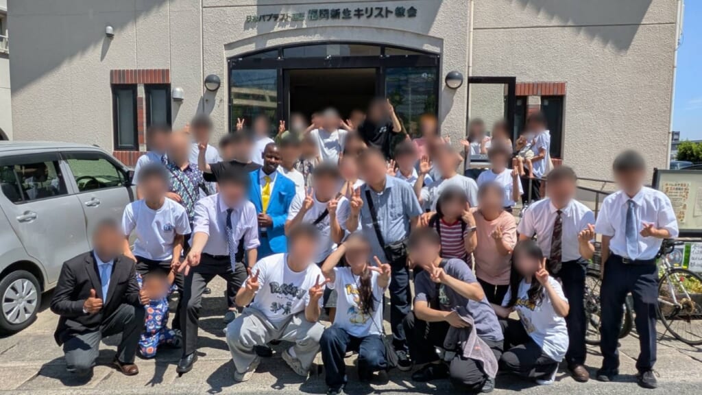 福岡市南区の福岡新生キリスト教会の前で教会の人々と撮った集合写真