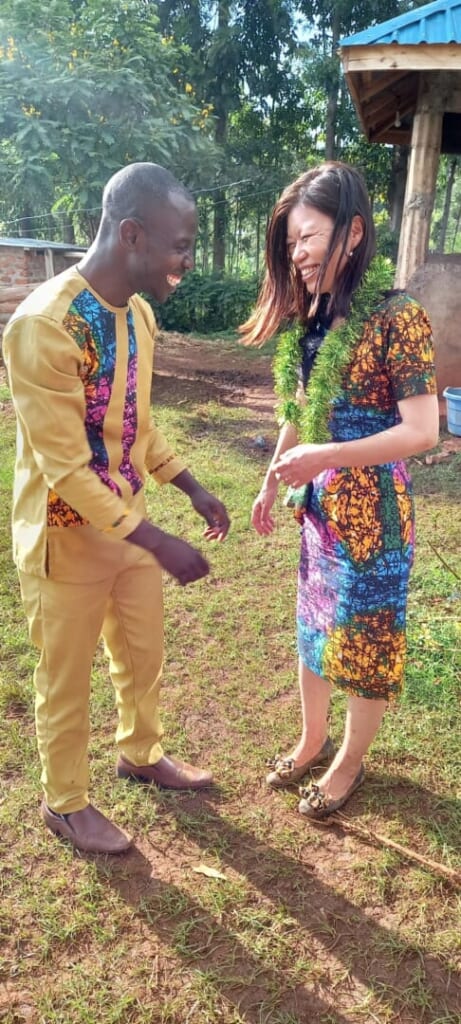 結婚した日にケニアの実家で笑い合う河端真理子さんと夫のアンドリューさん