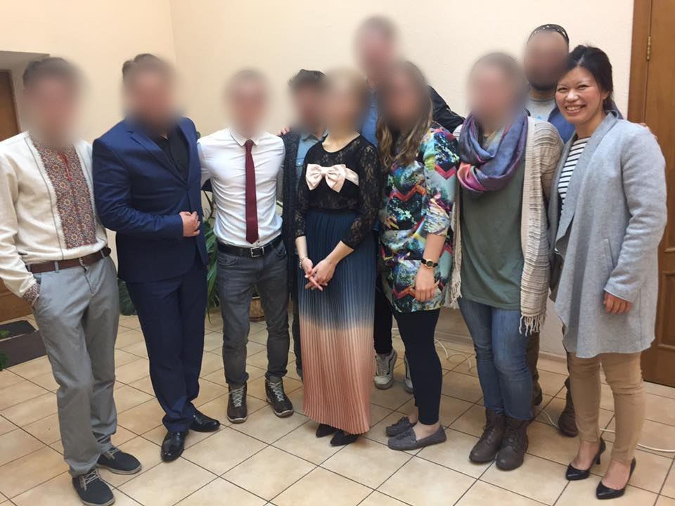 宣教師訓練で訪れたウクライナの教会で仲間と並ぶ河端真理子さん